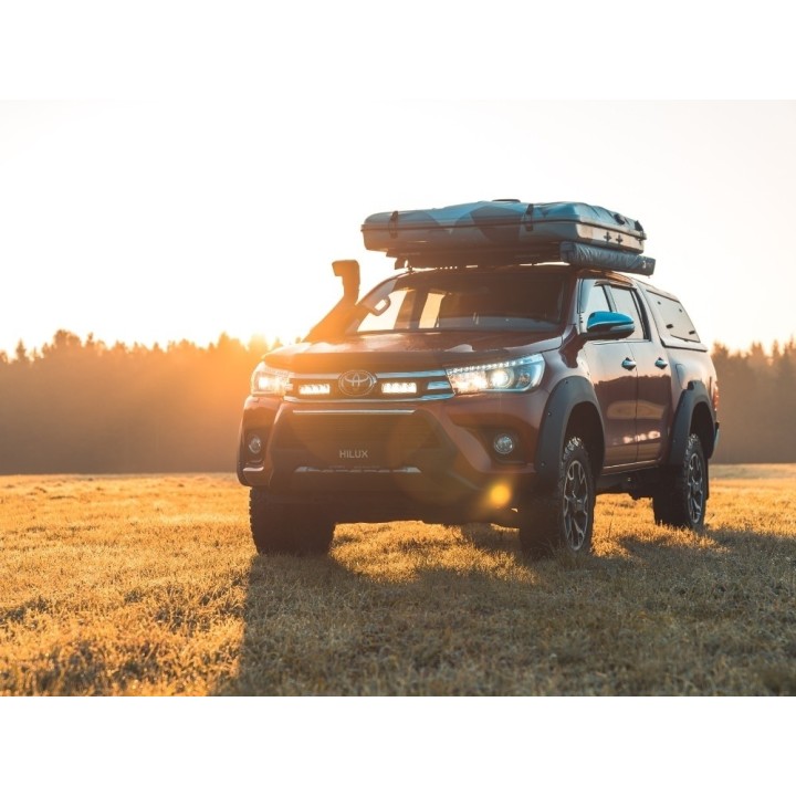 Zestaw dwóch lamp LAZER TRIPLE-R 750 Elite 3 z systemem montażu w fabrycznym grillu - Toyota Hilux (2015 -)